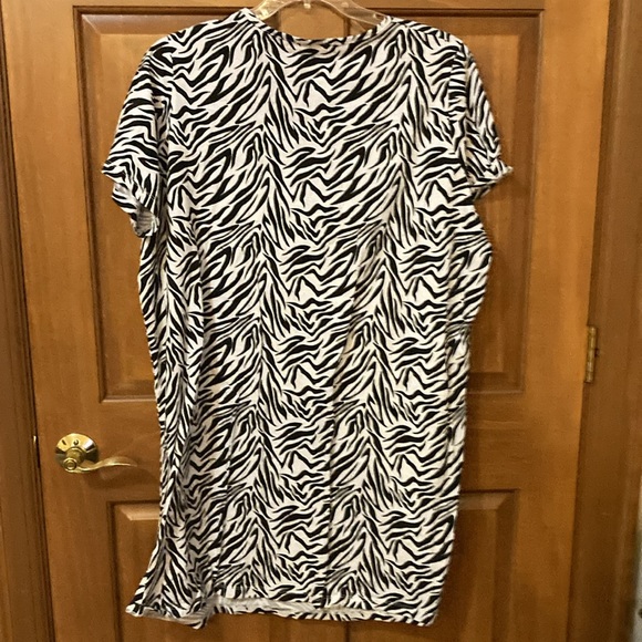 Dreams Co zebra print short sleeve dress 1X/2X - Picture 3 of 5